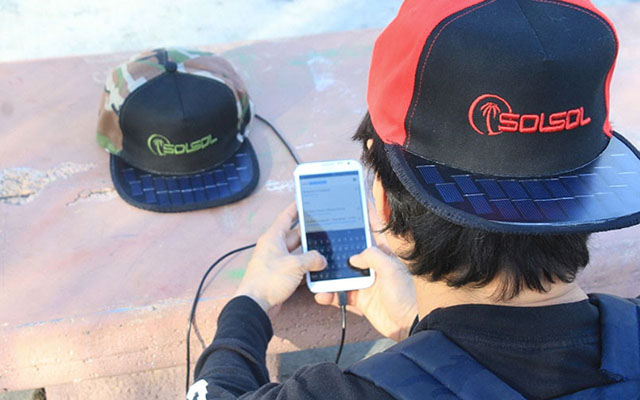 Una increíble gorra que carga tu celular